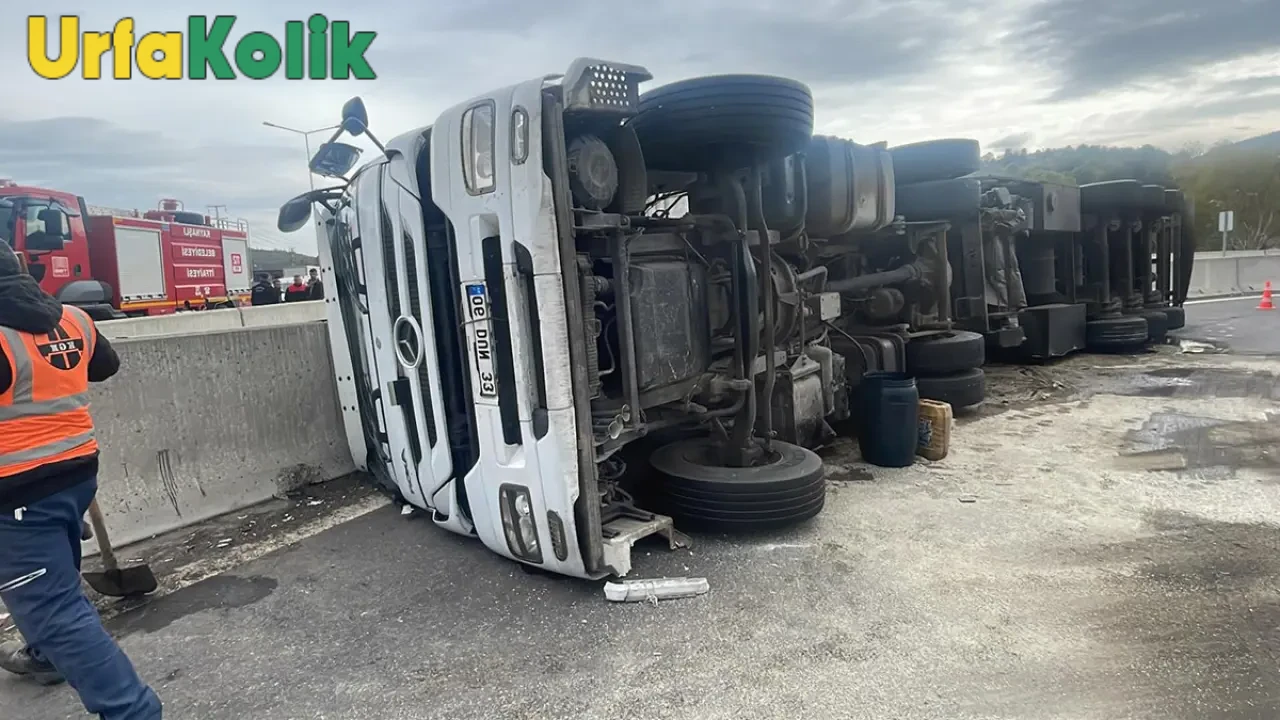 Şanlıurfa'da Naylon Malzeme Taşıyan Tır Kaza Yaptı