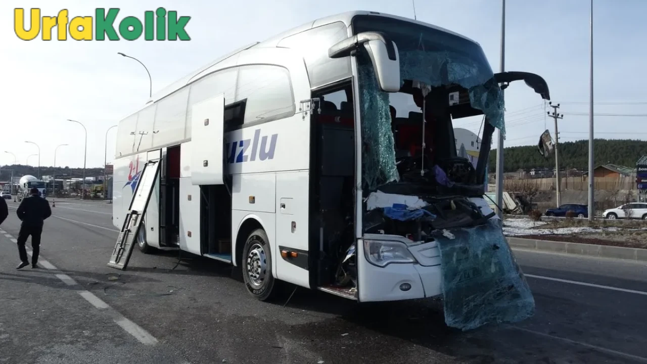 Kütahya'da Yolcu Otobüsü ile TIR Kaza Yaptı: 12 Kişi Yaralandı