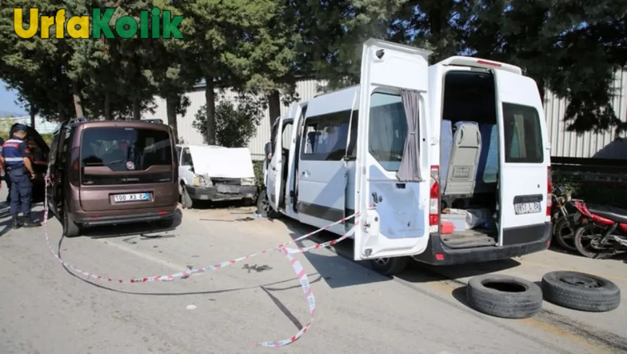 Manisa'da Meydana Gelen Trafik Kazasında İki Servis Aracı Kafa Kafaya Çarpıştı, Olayda Çok Sayıda Yaralı Var