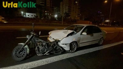 Şanlıurfa'da Haliliye ilçesinde Meydana Gelen Trafik Kazasında Otomobil ile Motosiklet Kafa Kafaya Çarpıştı: 1 Kişi Yaralandı